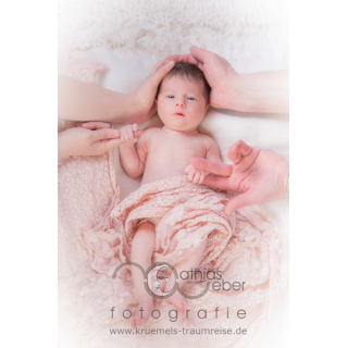 Babyfoto Kinderfoto Saar Pfalz Newborn Neugeborenes HÃ¤nde Eltern Apricot Decke