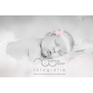 Babyfoto Kinderfoto Saar Saarland Pfalz Newborn Neugeborenes MÃ¤dchen schlafend rosa BlÃ¼te