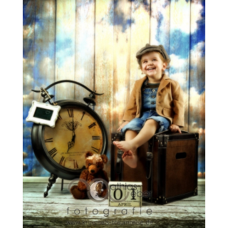 Babyfotografie Kinderfotografie Saar Pfalz Uhr Kalender Datum Wolken Vintage Bär Kiste Lausbub Junge