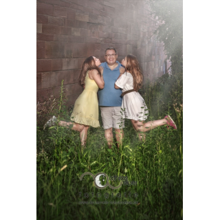 Portraitfotografie Saar Pfalz Peoplefotografie Familienfoto Mädchen Mann Sommer Wiese Mauer Kuss