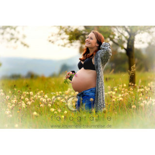 Schwangerschaftsfotografie Maternity Babybauch Saar Pfalz Wiese Pusteblumen Blumen Natur